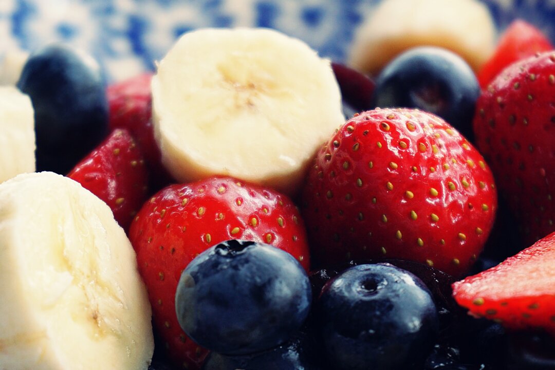 Great anti-inflammatory foods include coconut products, avocados, olive oil, berries and phytonutrient rich vegetables. (Photo by Suzy Hazelwood/Pexels)