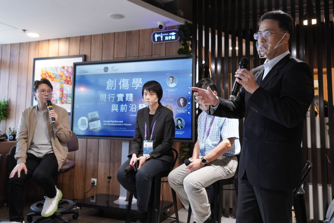 Dr. Ho and Dr. Cheng, specialists in traumatology, published a new book on trauma on July 16, 2022. At the book launch ceremony, they, together with Dr. Lee, discuss the “3-in-1 Hong Kong therapy” and developments in traumatology. (Adrian Yu/The Epoch Times)