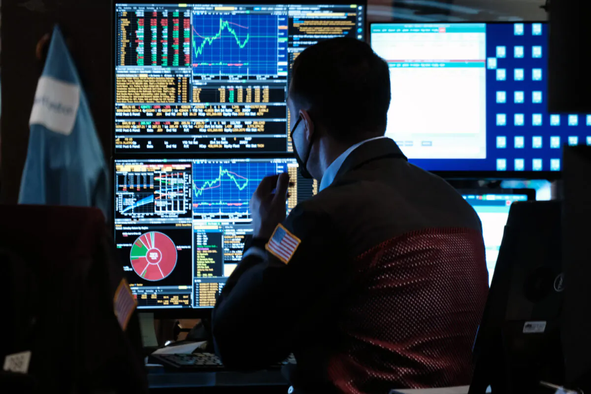Traders work on the floor of the New York Stock Exchange in New York City on July 25, 2022. (Spencer Platt/Getty Images)
