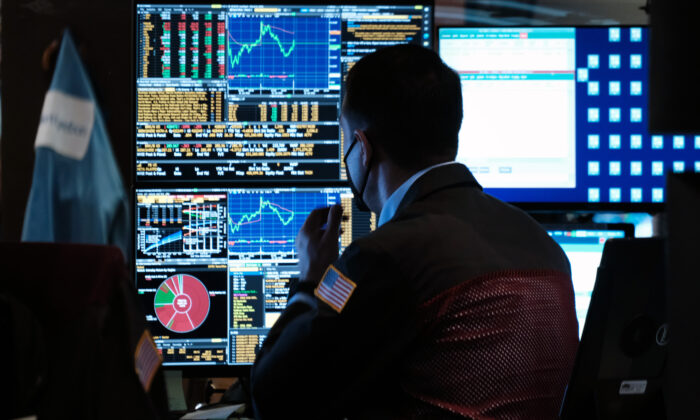 Traders work on the floor of the New York Stock Exchange in New York City on July 25, 2022. (Spencer Platt/Getty Images)
