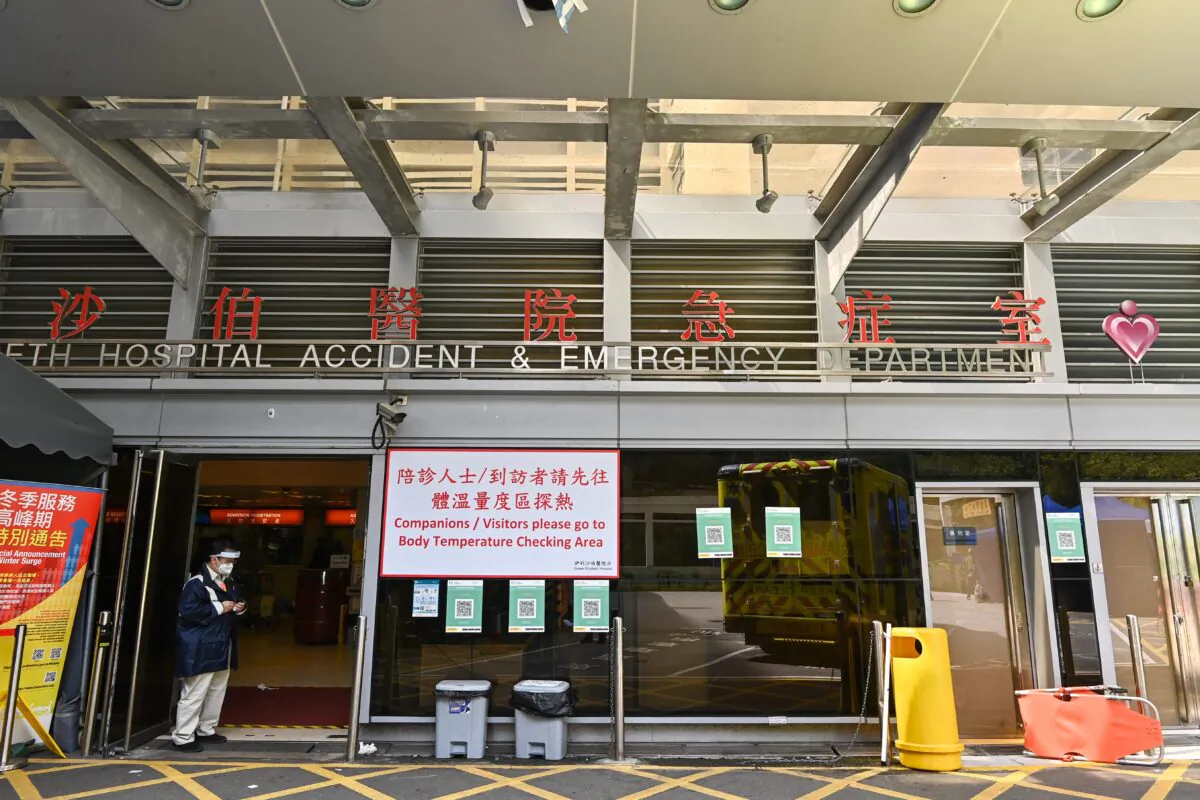 Patients waiting in the emergency room of Queen Elizabeth Hospital Hong Kong on Feb. 28, 2022. (Song Pi-long/The Epoch Times)