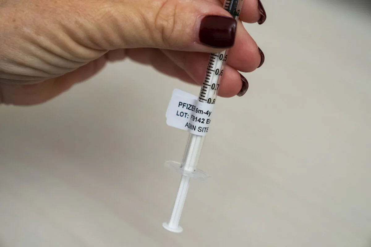 A nurse holds a syringe that contains a dose of the Pfizer COVID-19 vaccine in Seattle, Wash., on June 21, 2022. (David Ryder/Getty Images)