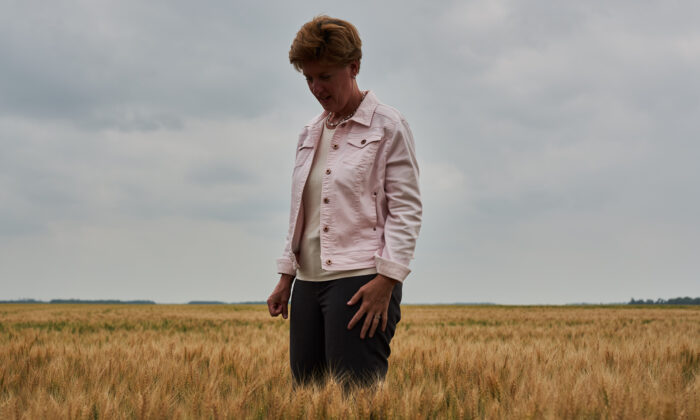 2021 年 7 月 22 日，联邦农业部长 Marie-Claude Bibeau 参观了曼尼托巴省因特拉克地区的一个谷物农场。（加拿大新闻社/David Lipnowski）