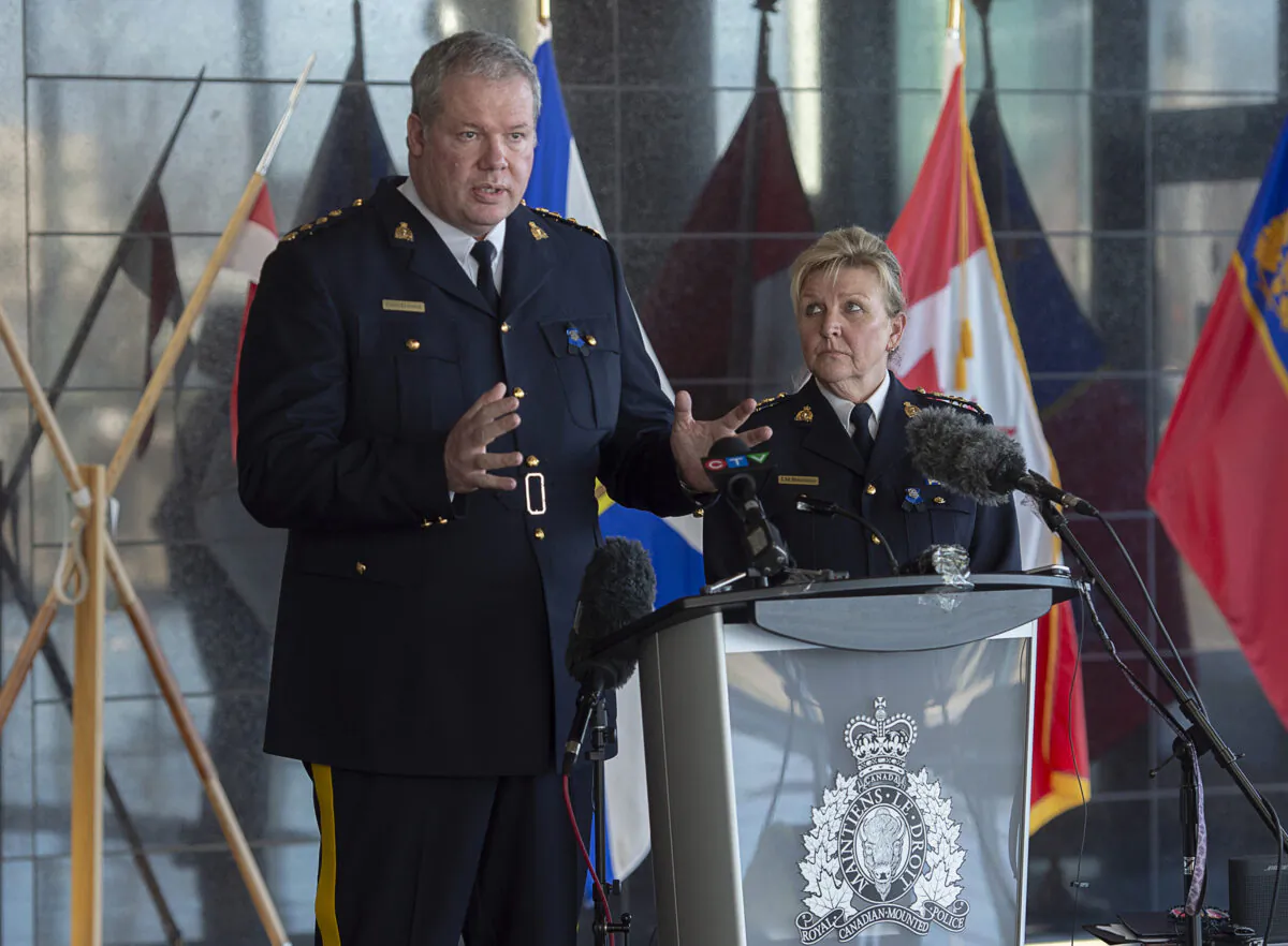 RCMP Chief Superintendent Chris Leather (L), and Assistant Commissioner Lee Bergerman field questions a news conference at RCMP headquarters in Dartmouth, N.S. on April 19, 2020. (The Canadian Press/Andrew Vaughan)