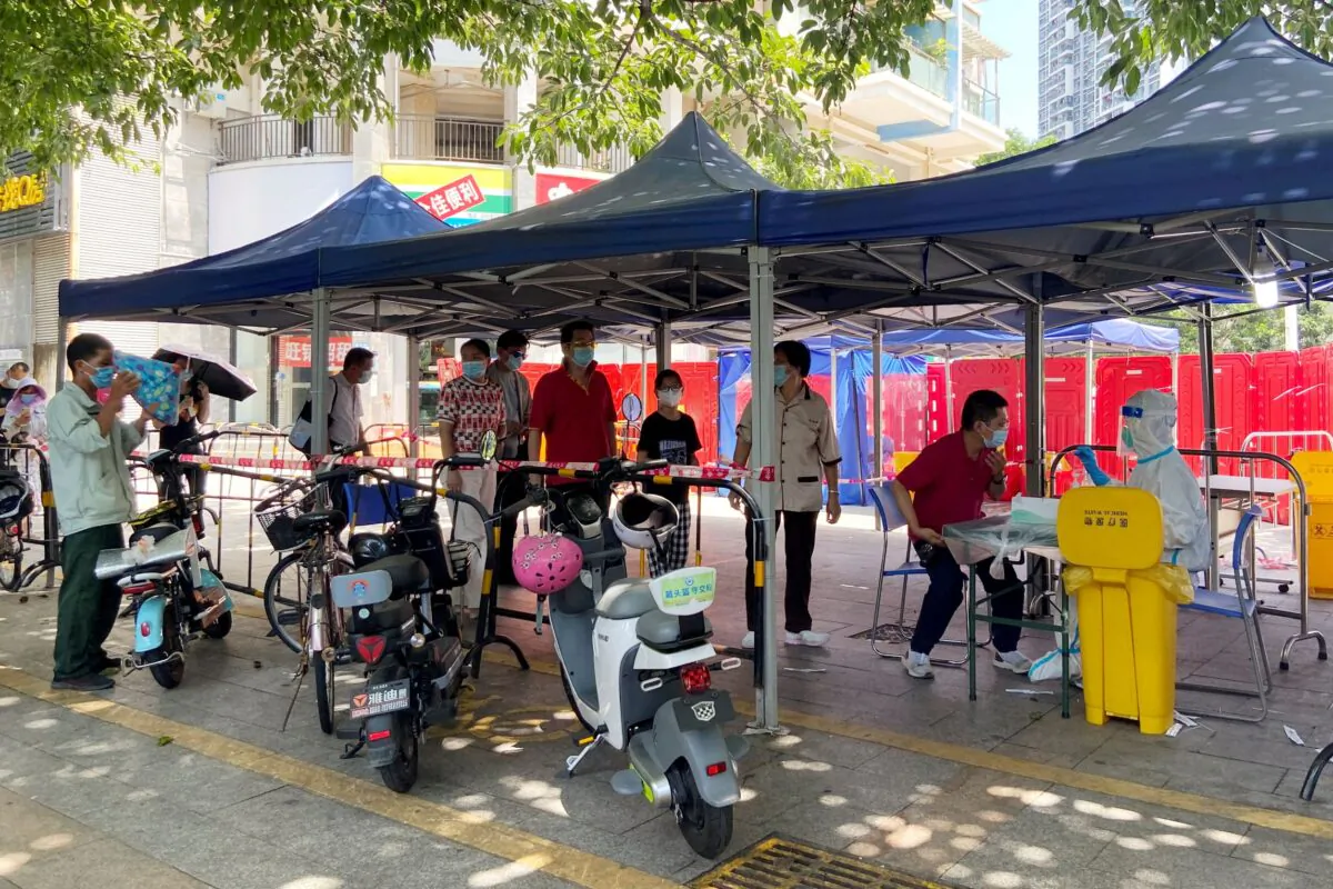 Residents line up to be swabbed for COVID-19 testing at a nucleic acid testing site in Shenzhen, Guangdong Province, China, on July 22, 2022. (Reuters/David Kirton)