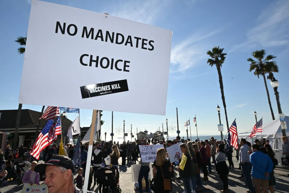 People demonstrate against COVID-19 vaccine mandates for students in Southern California in a file photo. (Robyn Beck/AFP)