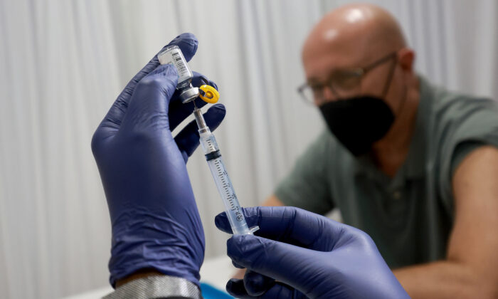 2022 年 7 月 12 日，一名医护人员准备在佛罗里达州威尔顿庄园的 Pride 中心接种预防猴痘的疫苗。（Joe Raedle/Getty Images）