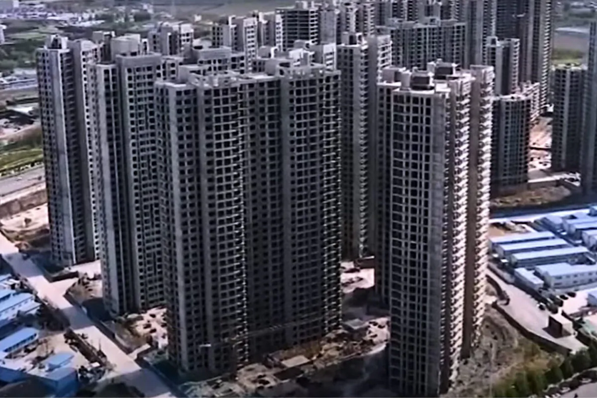 There are more than 130 problematic buildings in Zhengzhou, China, which become the serious area of unfinished buildings across the country. The picture shows the largest unfinished building in Zhengzhou. (Video screenshot)