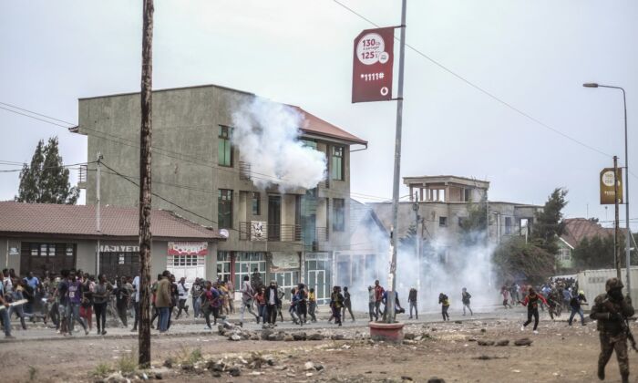 Residents protest against the United Nations peacekeeping force (MONUSCO) deployed in the Democratic Republic of the Congo in Goma July 26, 2022. (The Canadian Press/AP/Moses Sawasawa)