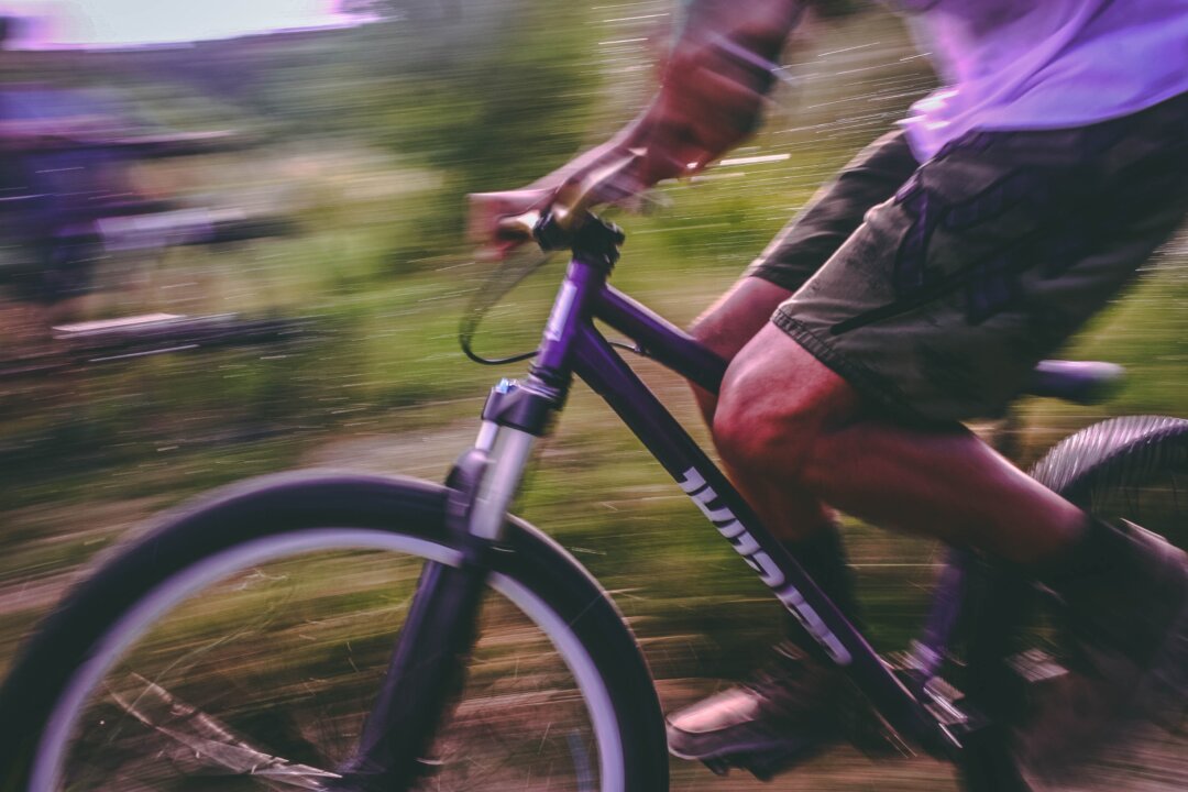 You are never supposed to fully straighten your knee when you do any kind of exercise (Photo by Darcy Lawrey/Pexels)