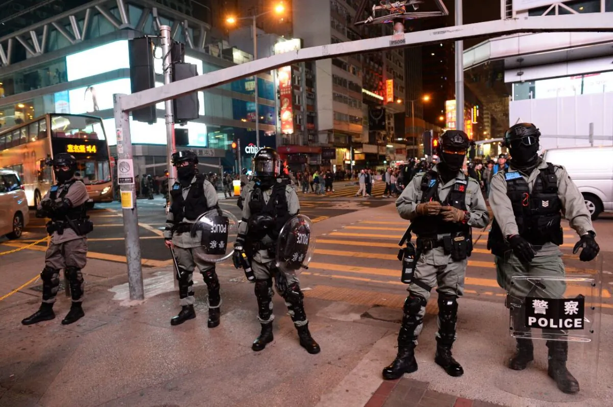 A large number of riot police blocked roads on Nathan Road, Mongkok, Hong Kong. Dec 31, 2019. (Sung Pi-Lung)