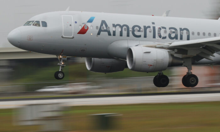 2021 年 6 月 16 日，一架美国航空公司的飞机降落在迈阿密国际机场。（Joe Raedle/Getty Images）