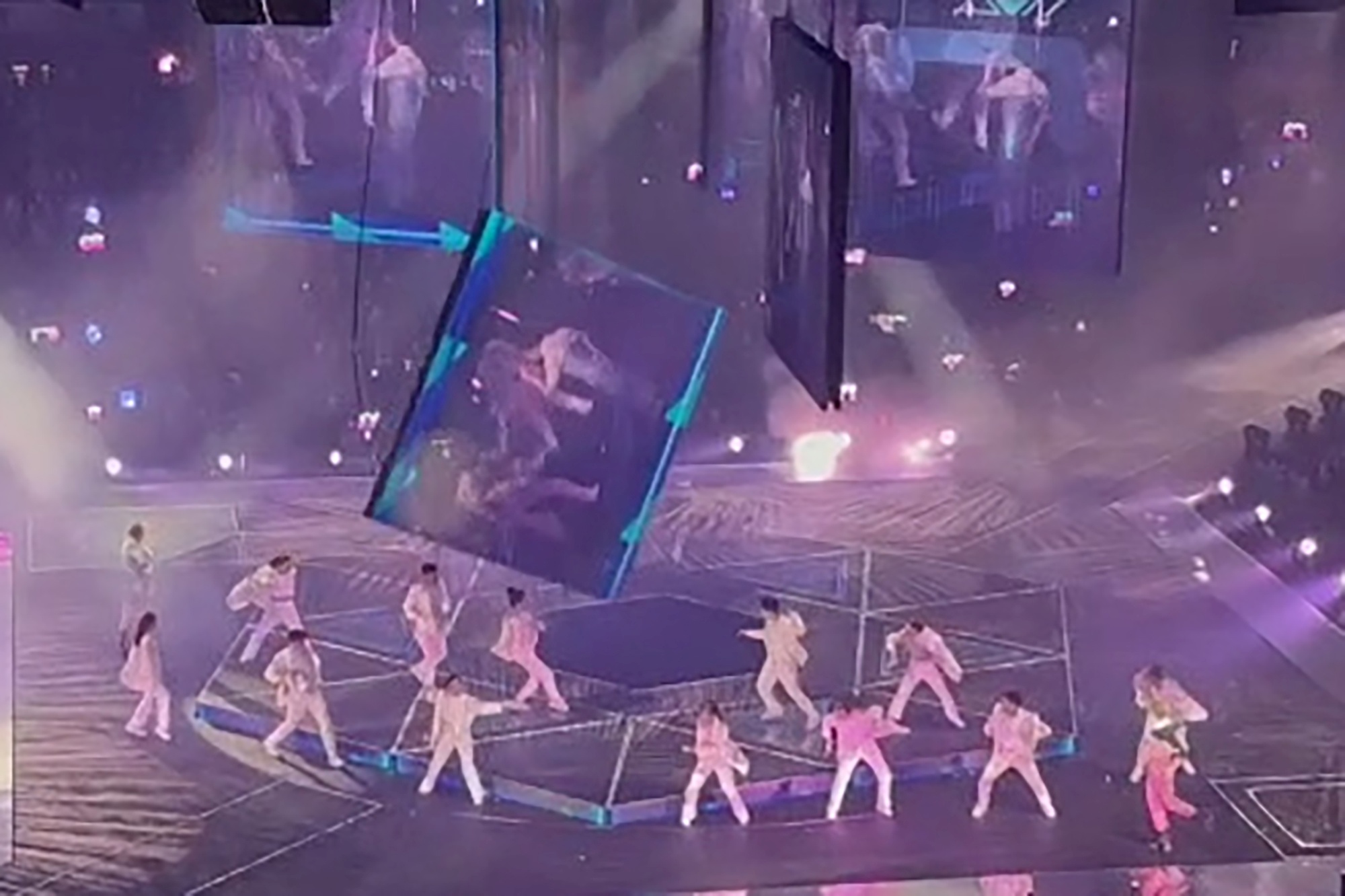 Giant LCD Screen Falls Onto Boy Band Dancers in Hong Kong; $10 Million Reward Offered for Info on Russian Election Interference - Vimarsana News