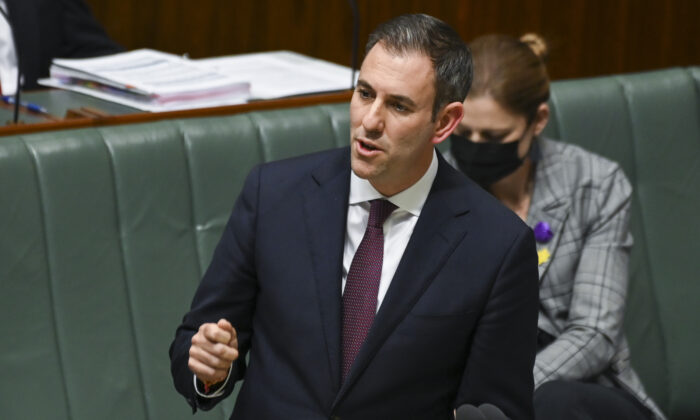 Australian Federal Treasurer Jim Chalmers speaks at Parliament House in Canberra, Australia, on July 28, 2022. (Martin Ollman/Getty Images)