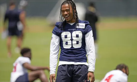 Metchie Addresses Texans in Wake of Leukemia Diagnosis