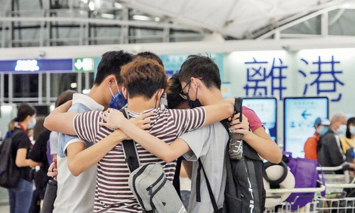 Many students are leaving Hong Kong after the 2019 social unrest. (Adrain Yu/The Epoch Times)