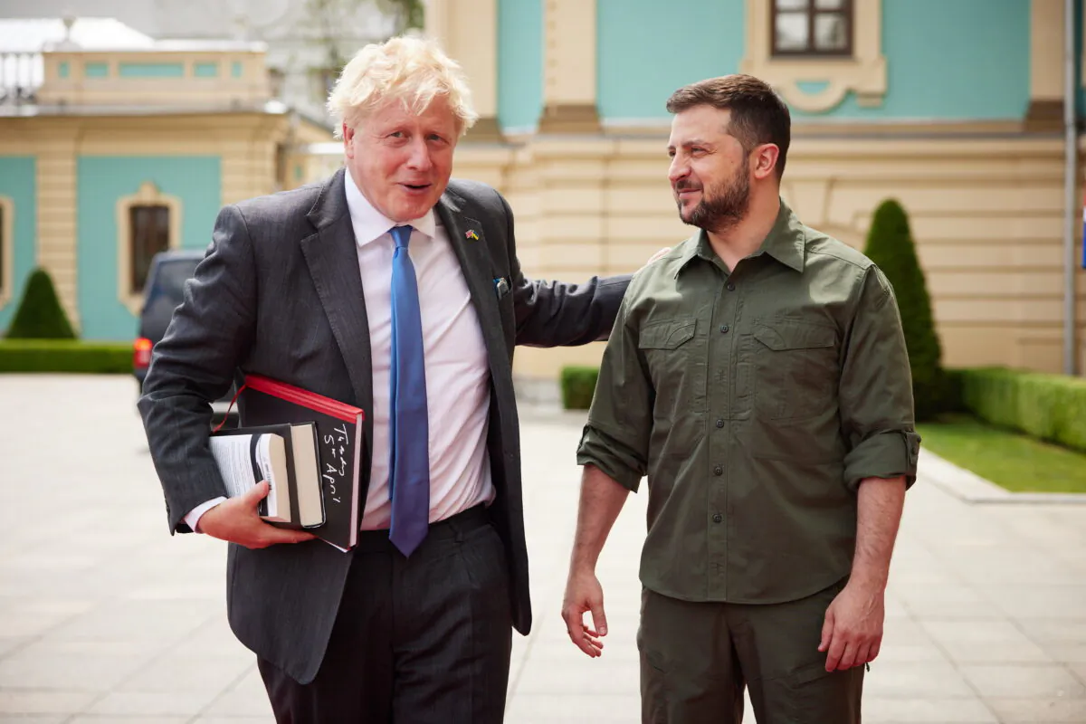 Ukrainian President Volodymyr Zelenskyy (R) meeting British Prime Minister Boris Johnson, who has made a surprise visit to Kyiv, on June 17, 2022. (Ukrainian Presidential Press Office/PA Media)