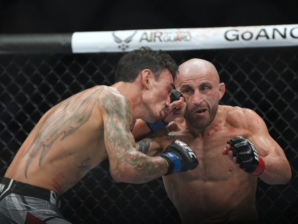 Alexander Volkanovski (red gloves) and Max Holloway (blue gloves) UFC 276