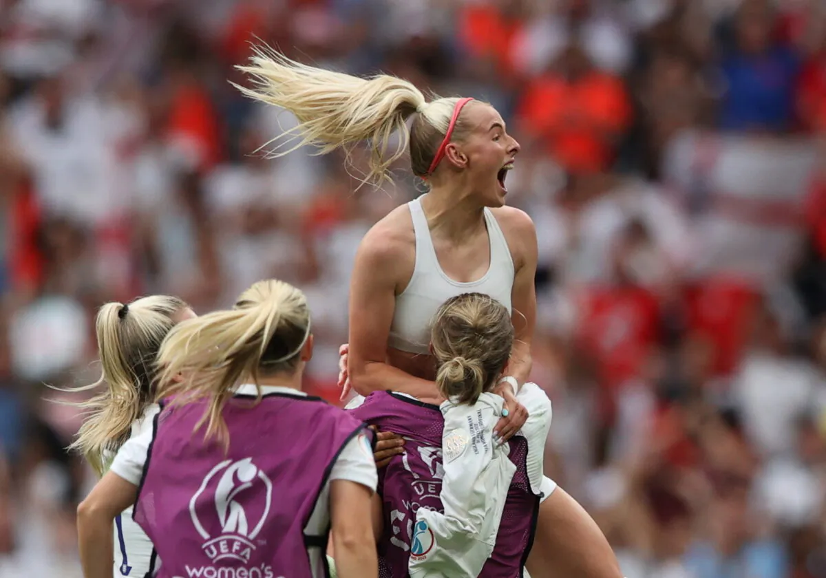 England's Chloe Kelly celebrates scoring a goal with teammates at the Women's Euro 2022 final at Wembley Stadium in London on July 31, 2022. (Molly Darlington/Reuters)