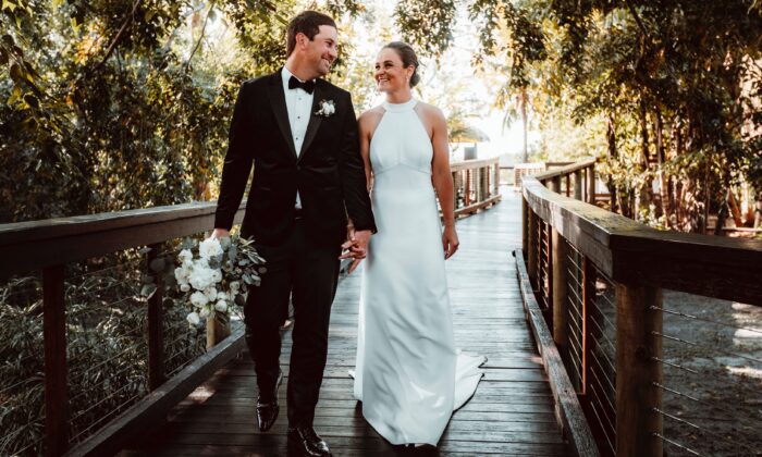 澳大利亚网球运动员阿什莉·巴蒂和丈夫加里·基西克于 2022 年 7 月 30 日结婚后。（AAP 图片/由阿什莉·巴蒂提供） 