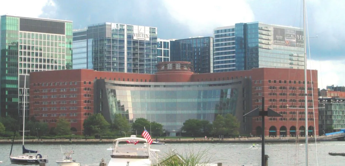The John Joseph Moakley United States Courthouse in Boston, Massachusetts, home of the U.S. Court of Appeals for the 1st Circuit, on Aug. 11, 2017. Photo by Beyond My Ken, GNU Free Documentation License.
