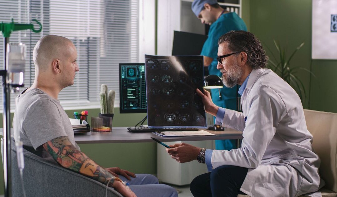 Oncologist showing CT image to cancer patient during chemotherapy.
(By Framestock/Adobe Stock)