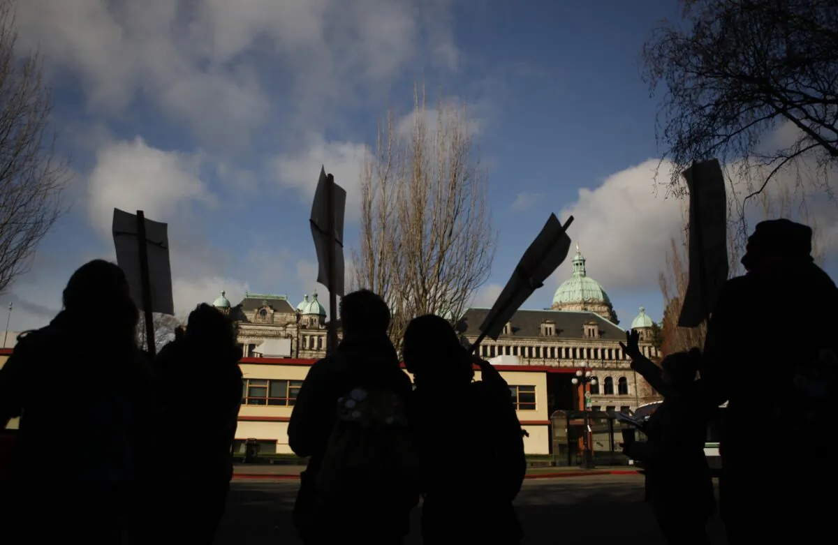 Wet'suwet'en supporters and Coastal GasLink opponents protest at 20 government buildings throughout Victoria, B.C., on Feb. 14, 2020. (The Canadian Press/Chad Hipolito)