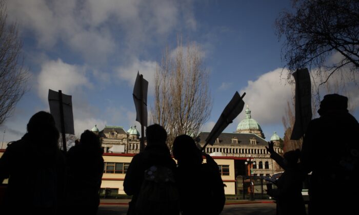 Wet'suwet'en supporters and Coastal GasLink opponents protest at 20 government buildings throughout Victoria, B.C., on Feb. 14, 2020. (The Canadian Press/Chad Hipolito)