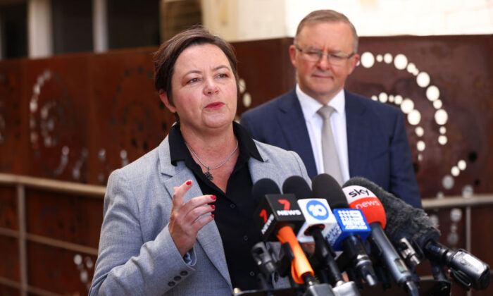 2021 年 3 月 4 日，澳大利亚联邦资源部长 Madeleine King 与总理 Anthony Albanese 在澳大利亚奎纳纳向媒体发表讲话。（Paul Kane/Getty Images）