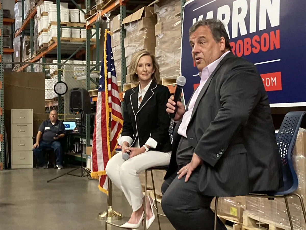 Former New Jersey Gov. Chris Christie (R), a Republican, addresses a gathering in Tempe, Ariz., on July 28, 2022, in support of his endorsement of Karin Taylor Robson (L) as Arizona governor in the primary on Aug. 2, 2022. (Allan Stein/The Epoch Times)