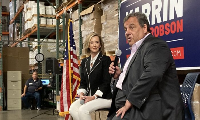 Former New Jersey Gov. Chris Christie (R), a Republican, addressed a gathering in Tempe, Ariz., on July 28, 2022 in support of his endorsement of Karin Taylor Robson (L) as Arizona governor in the primary on Aug. 2. (Allan Stein/The Epoch Times)