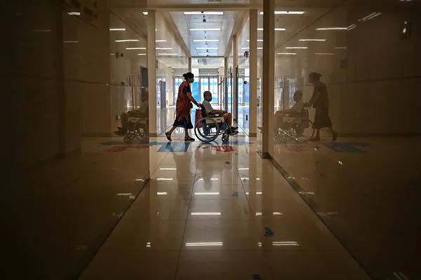China May Face Wave of Infections, New Variants After Relaxing COVID Restrictions