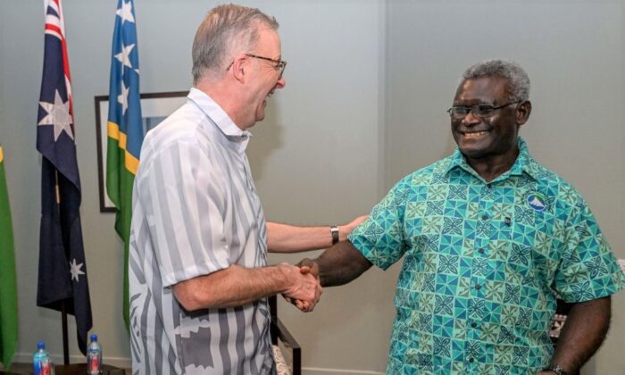 2022 年 7 月 13 日，在斐济苏瓦举行的太平洋岛屿论坛 (PIF) 举行的双边会议上，澳大利亚总理安东尼·阿尔巴尼斯 (左) 迎接所罗门群岛总理马纳西·索加瓦雷 (右)。 (Armao/Pool/法新社通过 Getty Images)