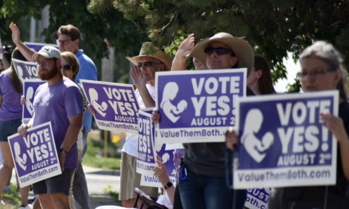 KANSAS VOTERS REJECT ANTI-ABORTION CONSTITUTIONAL AMENDMENT