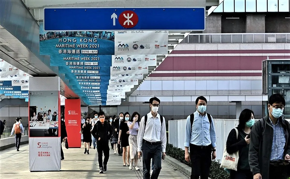 The Civil Service Bureau announced the recruitment of 2,000 Assistant Clerical Officers on July 29, 2022. People walk toward HK Gov. offices on Aug. 2, 2022. (Sung Pi-Lung/The Epoch Times)