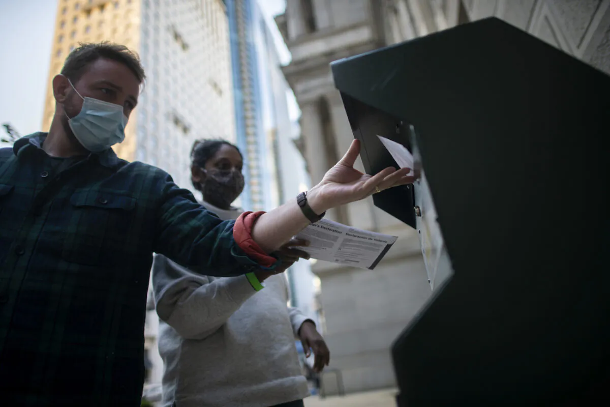 Early voting for the Nov. 8 midterm elections begins in Pennsylvania as early as Sept. 19 with millions of Keystone State voters, such as those casting early ballots outside Philadelphia’s City Hall in October 2020, expected to vote by mail or in-person at designated polling sites before Election Day. (Mark Makela/Getty Images)