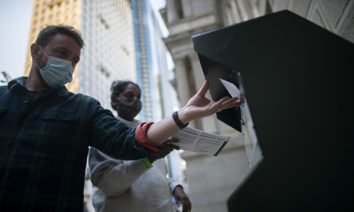 Early voting for the Nov. 8 midterm elections begins in Pennsylvania as early as Sept. 19 with millions of Keystone State voters, such as those casting early ballots outside Philadelphia’s City Hall in October 2020, expected to vote by mail or in-person at designated polling sites before Election Day. (Mark Makela/Getty Images)