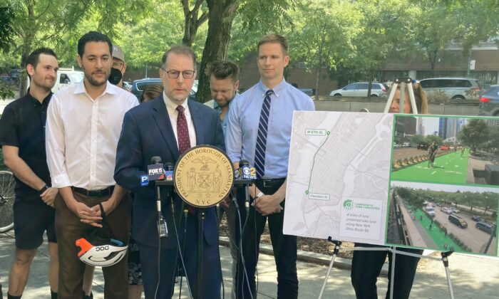 Manhattan Borough President Mark Levine announces his request to the state for an additional bike lane along highway 9A on August 2, 2022. (Epoch Times/David Wagner)