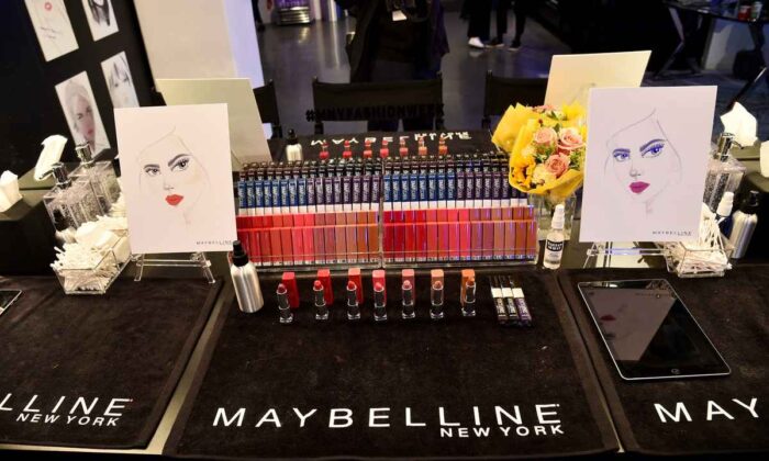 Maybelline cosmetics displayed in the backstage of New York Fashion Week Feb 13, 2019. （Bryan Bedder/Getty Images for IMG）