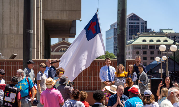 Camp Constitutions' Christian flag being hoisted over Boston City Hall following the religious group's Supreme Court victory. (Learner Liu/The Epoch Times)