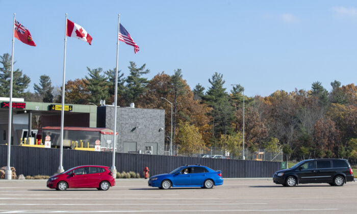 Vehicles wait to enter Canada at the Canada-U.S. Thousand Islands border crossing in Lansdowne, Ont., on Nov. 8, 2021. (The Canadian Press/Lars Hagberg)