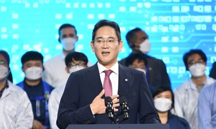 Samsung Electronics Co. Vice Chairman Lee Jae-yong (C) speaks at a press conference following U.S. President Joe Biden's visit to the Samsung Electronics Pyeongtaek chip factory on May 20, 2022. (Kim Min-hee/AFP via Getty Images)