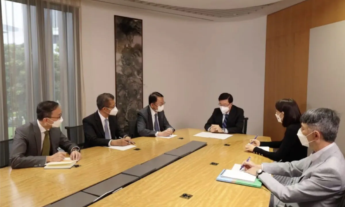 CE John Lee uploaded a video on Facebook of him meeting with other officials on Pelosi’s visit to Taiwan. Everyone seemed to be “focused” on Lee’s talk. Lee reiterated twice, that HKgov would fully support and cooperate with all measures taken by CCP. (John Lee Ka-chiu Facebook)