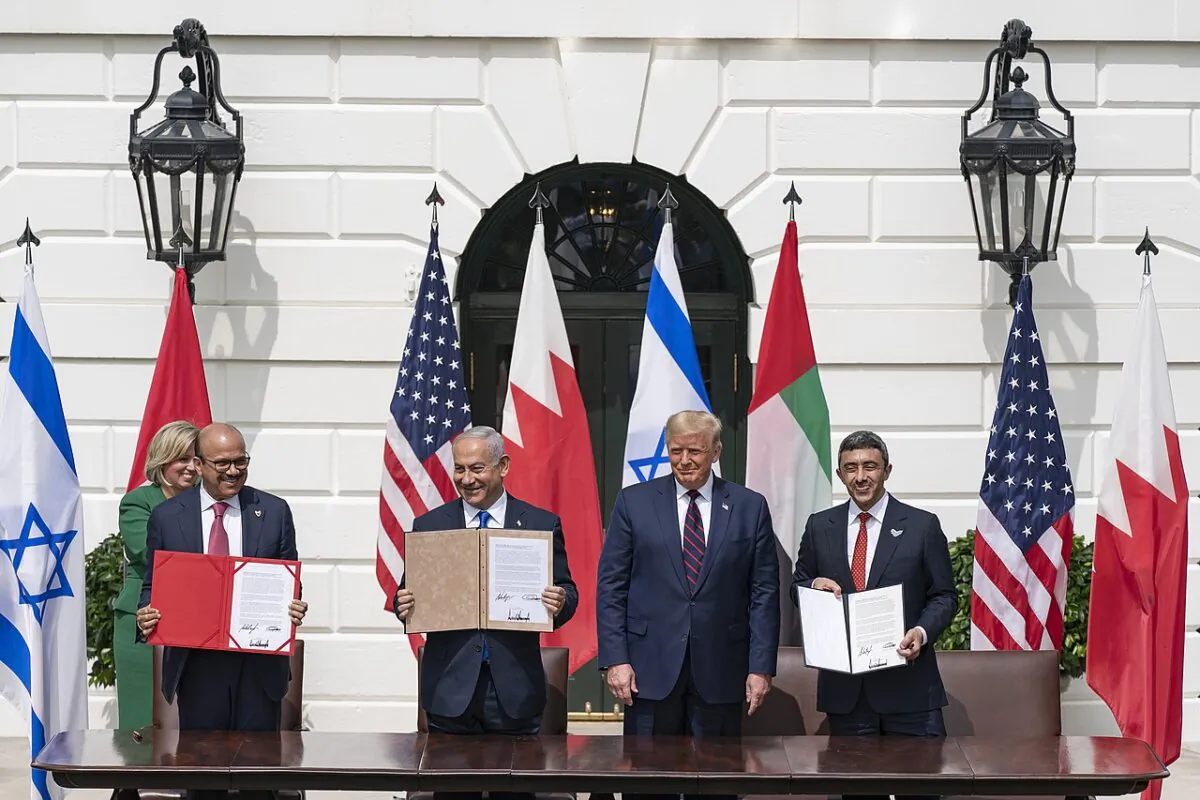 Bahraini foreign minister Abdullatif bin Rashid Al Zayani, Israeli Prime Minister Netanyahu, U.S. President Donald Trump and Emirati foreign minister Abdullah bin Zayed Al Nahyan at the signing ceremony of the Abraham Accords. (Public Domain)