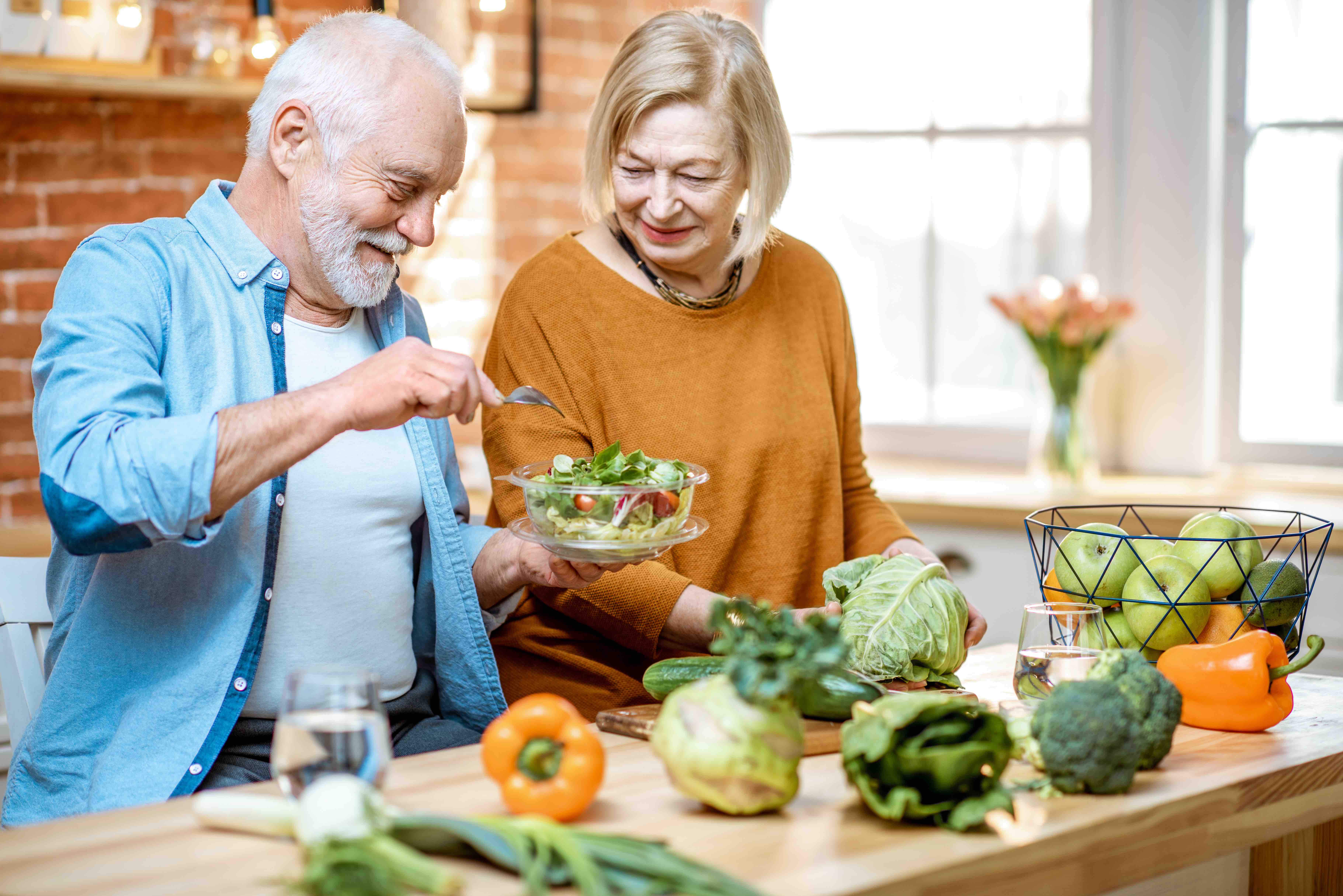 Пенсионер в 50 лет. Питание пожилых людей. Здоровое питание для пожилых. Правильное питание для пожилых. Здоровая пища для пожилых.