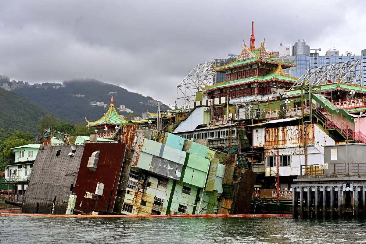 The renowned landmark Jumbo Floating Restaurant, which had been in Hong Kong for nearly half a century, was towed away on June 14, 2022. Its kitchen barge fell into the water on June 1. (Sung Pi-lung/The Epoch Times)