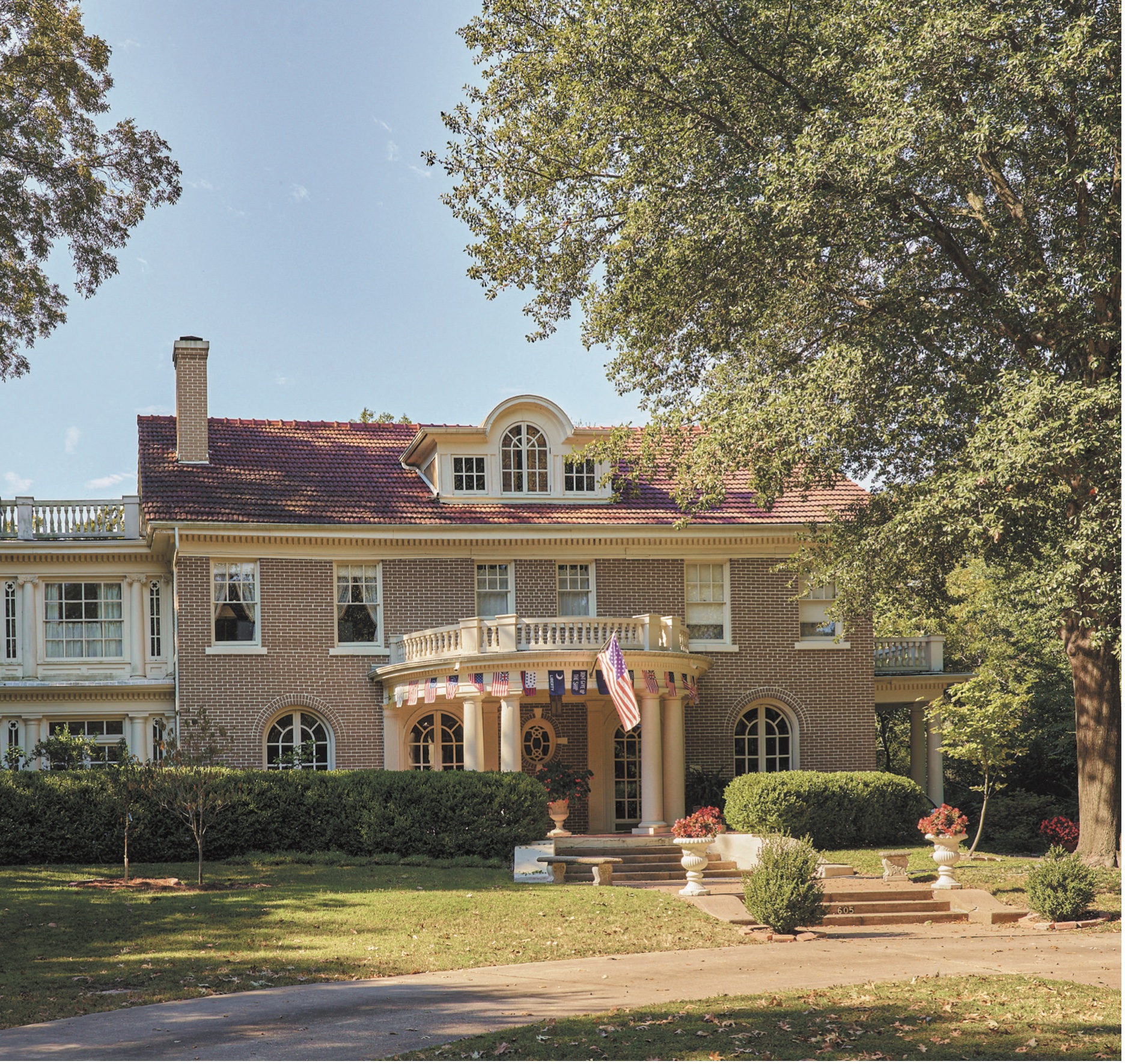 Touring Annandale: Former White House Social Secretary Linda Faulkner Reveals the Artistic Wonders Inside Her Texas Home - Vimarsana News