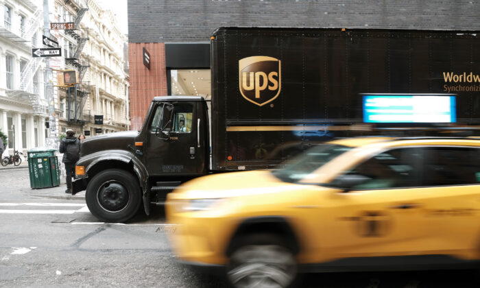 2022 年 4 月 26 日，一辆联合包裹服务公司 (UPS) 卡车在纽约市运送箱子。（Spencer Platt/Getty Images）