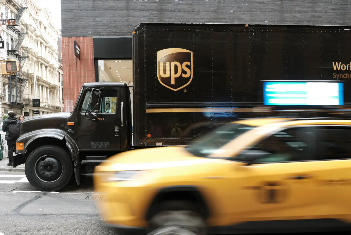 A United Parcel Service (UPS) truck delivers boxes in New York City, on April 26, 2022. (Spencer Platt/Getty Images)