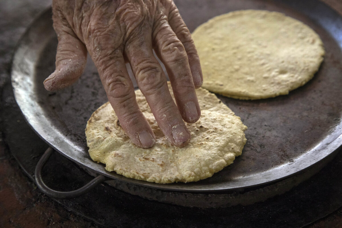 Diana Kennedy making tortillas at her home known as Quinta Diana, in Coatepec de Morelos, Mexico. (Ricardo DeAratanha/Los Angeles Times/TNS)